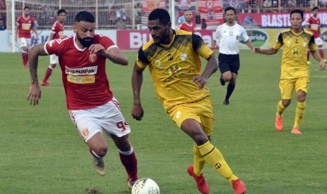 Pesepak bola Perseru Badak Lampung FC Francisco Torres (kiri) berebut bola dengan pemain Barito Putera Donny Harold Monim (kanan) pada pertandingan Liga 1 2019 di Stadion Sumpah Pemuda Lampung, Lampung, Jumat (5/7/2019).