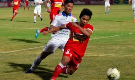 Pesepak bola Perseru Badak Lampung FC Hariyanto Panto (kanan) berebut bola dengan pemain Persib Bandung Henhen Herdiana (kiri) pada pertandingan Liga 1 2019 di Stadion Sumpah Pemuda Lampung, Ahad (25/8. Perseru Badak Lampung FC bermain imbang dengan skor 1-1 atas Persib Bandung 