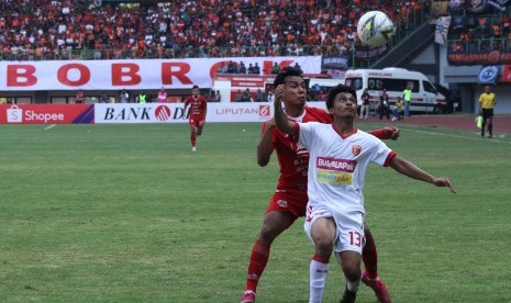 Pesepak bola Perseru Badak Lampung FC Kurniawan Karman (kanan) berusaha membayangi pesepak bola Persija Jakarta Novri Setiawan (kiri) pada laga pertandingan Liga 1 2019, di Stadion Patriot Candrabhaga, Bekasi, Jawa Barat, Ahad (1/9/2019).