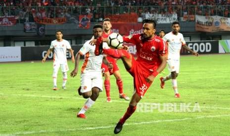 Pesepak bola Perseru, Makarius Fredik Suruan (kiri) berusaha menghadang pesepak bola Persija Jakarta, Rohit Chand (kanan) pada laga lanjutan Liga 1, di Stadion Patriot Candrabhaga di Bekasi, Jawa Barat, Senin (8/10). 