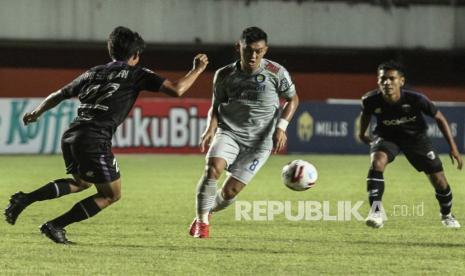 Pesepak bola Persib Bandung Abdul Aziz (tengah) mencoba melewati sejumlah pesepak bola Persita Tangerang saat pertandingan Piala Menpora di Stadion Maguwoharjp, Sleman, DI Yogyakarta, Senin (29/3/2021). 