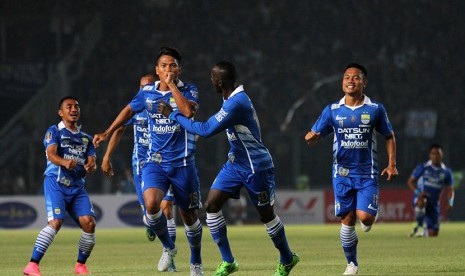 Pesepak bola Persib Bandung Ahmad Jufrianto (16) melakukan selebrasi setelah mencetak gol ke gawang Sriwijaya FC saat laga final Piala Presiden di Stadion Utama Gelora Bung Karno, Senayan, Jakarta, Ahad (18/10).