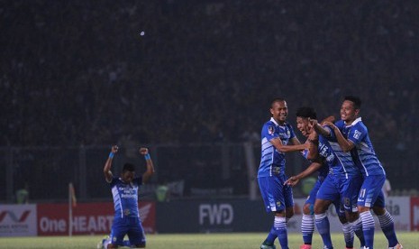 Pesepak bola Persib Bandung Ahmad Jufrianto (kedua kanan) melakukan selebrasi setelah mencetak gol ke gawang Sriwijaya FC saat laga final Piala Presiden di Stadion Utama Gelora Bung Karno, Senayan, Jakarta, Ahad (18/10). 