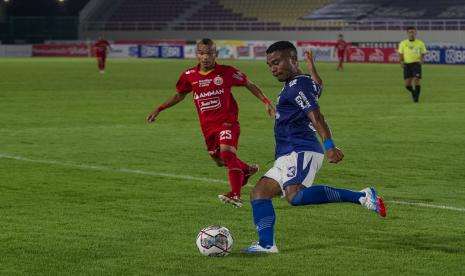 Pesepak bola Persib Bandung Ardi Idrus (kanan) berebut bola dengan pesepak bola Persija Jakarta Riko Simanjuntak (kiri) pada pertandingan Liga I di Stadion Manahan, Solo, Jawa Tengah, Sabtu (20/11/2021).  Persija unggul 1-0 atas Persib di laga itu.