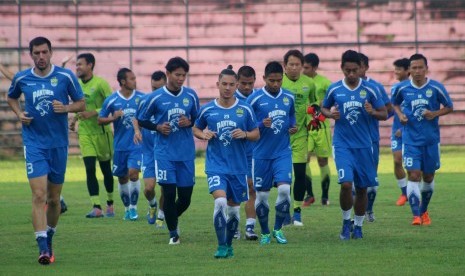 Pesepak bola Persib Bandung berlatih jelang laga uji coba melawan PSMS Medan di Stadion Teladan Medan, Sumatera Utara, Sabtu (25/3). Pertandingan tersebut guna persiapan mengikuti Liga 1 PSSI yang akan bergulir pertengahan April 2017. 