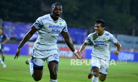 Pesepak bola Persib Bandung Bruno Cunha Cantanhede (kiri) berselebrasi usai mencetak gol ke gawang Arema FC saat pertandingan Liga 1 di Stadion I Gusti Ngurah Rai, Denpasar, Bali, Rabu (9/3/2022). Persib berhasil mengalahkan Arema dengan skor 2-1. 