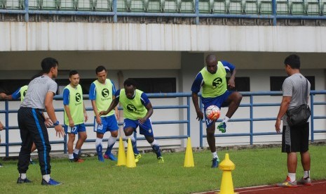 Penyerang Persib Bandung Carlton Cole (kedua kanan) dan gelandang Michael Essien (tengah).