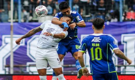 Pesepak Bola Persib Bandung Daisuke Sato (kedua kiri) berebut bola udara dengan pesepak bola Rans Nusantara FC Wander Luiz pada pertandingan BRI Liga 1 di Stadion Gelora Bandung Lautan Api, Bandung, Jawa Barat, Ahad (4/9/2022). 