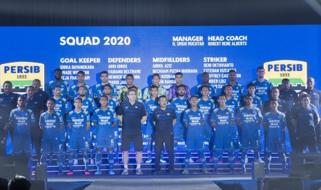 Pesepak bola Persib Bandung dan tim ofisial memperkenalkan diri serta mengenalkan seragam baru saat acara launching Tim Persib 2020 di Bandung, Jawa Barat, Selasa (25/2). Persib diperkuat 26 pemain pada musim ini.