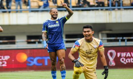 Pesepak Bola Persib Bandung David Da Silva melakukan seleberasi usai mencetak gol ke gawang Rans Nusantara FC pada pertandingan BRI Liga 1 di Stadion Gelora Bandung Lautan Api, Bandung, Jawa Barat, Ahad (4/9/2022). 