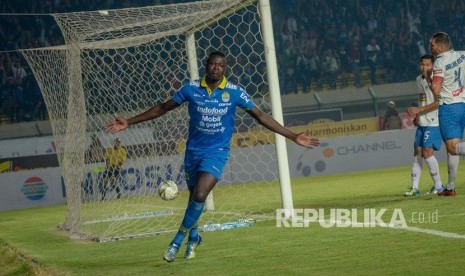 Pemain Persib Bandung Ezechiel Ndouasel mendapat kartu merah saat melawan Bali United.