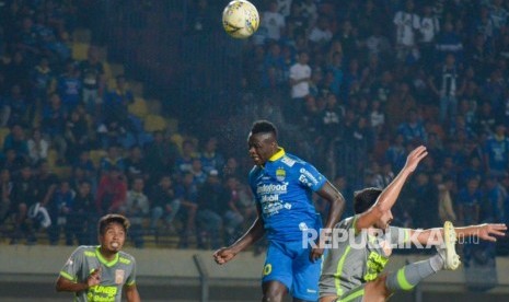 Pesepak bola Persib Bandung Ezechiel Ndouasel (tengah) menyundul bola ke arah gawang Borneo FC pada pertandingan lanjutan liga 1 di Stadion Si Jalak Harupat, Kabupaten Bandung, Jawa Barat, Rabu (14/8/2019). 