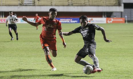 Pesepak bola Persib Bandung Frets Butuan (kanan) berebut bola dengan pesepak bola Persiraja Banda Aceh M. Rifaldi (kiri) saat pertandingan Liga 1 di Stadion Maguwoharjo, Sleman, DI Yogyakarta, Rabu (24/11/2021). Dalam pertandingan tersebut Persib Bandung berhasil mengalahkan Persiraja Banda Aceh dengan skor 4-0. 