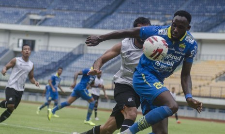 Pesepak bola Persib Bandung Geoffrey Wynton (kanan) berebut bola dengan pesepak bola Persikabo 1973 Filiposyan (kedua kanan) pada laga uji coba di Stadion Gelora Bandung Lautan Api, Bandung, Jawa Barat, Jumat (21/2/2020).