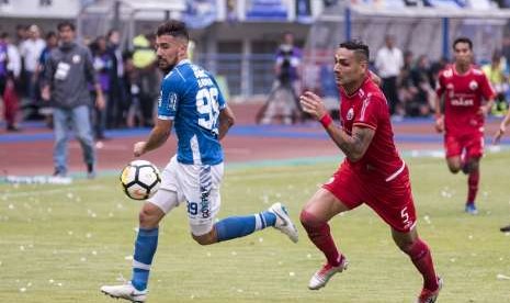 Pesepak bola Persib Bandung Jonatan Bauman (kiri) berebut bola dengan pesepak bola Persija Jakarta Jameirson Xavier (kanan) pada pertandingan lanjutan Go-Jek Liga 1 2018 di Stadion Gelora Bandung Lautan Api, Bandung, Jawa Barat, Minggu (23/9). Persib Bandung berhasil mengalahkan Persija Jakarta dengan skor akhir 3-2.