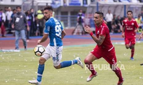 Pesepak bola Persib Bandung Jonatan Bauman (kiri) berebut bola dengan pesepak bola Persija Jakarta Jameirson Xavier (kanan) pada pertandingan lanjutan Go-Jek Liga 1 2018 di Stadion Gelora Bandung Lautan Api, Bandung, Jawa Barat, Ahad (23/9).