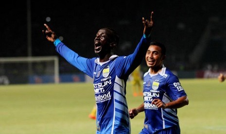 Pesepak bola Persib Bandung Makan Konate (kiri) melakukan selebrasi setelah mencetak gol ke gawang Sriwijaya FC saat laga final Piala Presiden di Stadion Utama Gelora Bung Karno, Senayan, Jakarta, Ahad (18/10). 