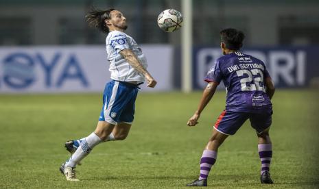 Gelandang Persib Bandung Marc Anthony Klok (kiri) dipanggil ke timnas Indonesia untuk SEA Games 2022 di Vietnam.