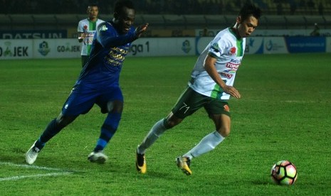 Pesepak bola Persib Bandung Michael Essien (kiri) berusaha mengejar bola dari pesepak bola PS TNI Yus Arfandi (kanan) pada laga lanjutan Liga 1 di Stadion Si Jalak Harupat Soreang, Kabupaten Bandung, Jawa Barat, Sabtu (5/8). Tim tuan rumah Persib Bandung mengalahkan tim tamu PS TNI dengan skor akhir 3-1.