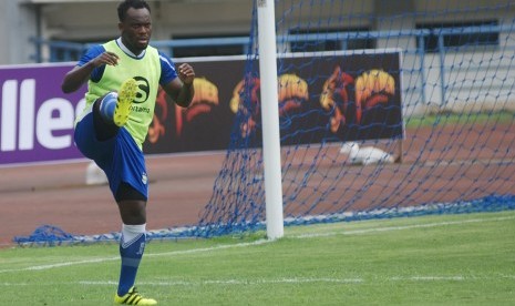 Pesepak bola Persib Bandung Michael Essien melakukan pemanasan saat sesi latihan jelang laga pembuka Go-Jek Traveloka Liga 1 di Stadion Gelora Bandung Lautan Api (GBLA), Bandung, Jawa Barat, Jumat (14/4). 