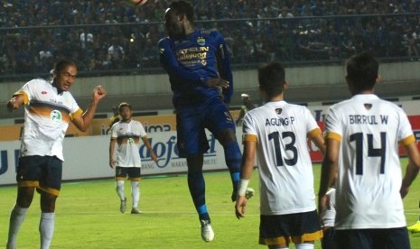 Pesepak bola Persib Bandung Michael Essien (tengah) menyundul bola dengan kawalan sejumlah pesepak bola Persela Lamongan pada laga lanjutan Liga 1 Indonesia di Stadion Gelora Bandung Lautan Api (GBLA) Gedebage, Bandung, Jawa Barat, Rabu (12/7). Pertandingan tersebut berakhir imbang 1-1.