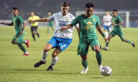 Pesepak bola Persib Bandung Nick Kuipers (kiri) berebut bola dengan pesepak bola Persebaya Surabaya Januar Eka (kanan) saat pertandingan Group C Piala Presiden 2022 di Stadion Gelora Bandung Lautan Api, Bandung, Jawa Barat, Jumat (17/6/2022). Persib menang 3-1 di laga itu.