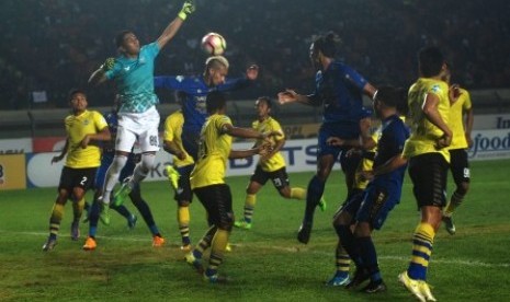 Pesepak bola Persib Bandung Raphael Maitimo (ketiga kiri) menyundul bola dengan kawalan Penjaga Gawang Persegres Gresik United Choirun Nasirin (kedua kiri) pada laga lanjutan GO-JEK Traveloka Liga 1 di Stadion Si Jalak Harupat, Soreang, Kabupaten Bandung, Jawa Barat, Ahad (20/8). Persib Bandung menang telak dengan skor akhir 6-0.