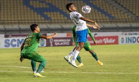 Gelandang serang Persib Bandung Ricki Kambuaya (kostum putih) 