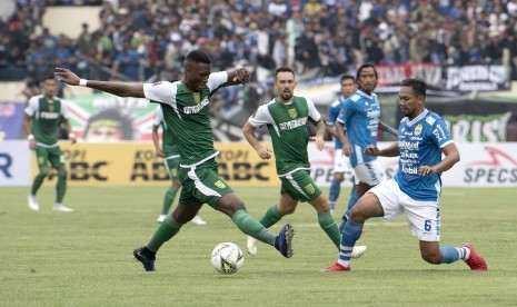 Pesepak bola Persib Bandung Saepuloh Maulana (kanan) berebut bola dengan pesepak bola Persebaya Surabaya Amido Balde (kiri) saat pertandingan Grup A Piala Presiden di Stadion Si Jalak Harupat, Kabupaten Bandung, Jawa Barat, Kamis (7/3/2019).