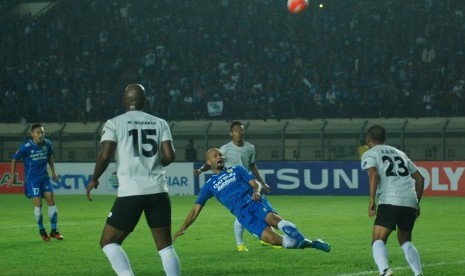 Pesepak bola Persib Bandung Sergio van Dijk (tengah) menyundul bola dengan kawalan tiga pesepak bola Persela Lamongan pada laga Grup C Piala Presiden 2017 di Stadion Si Jalak Harupat Soreang, Kabupaten Bandung, Jawa Barat, Jumat (17/2).