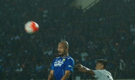 Pesepak bola Persib Bandung Sergio van Dijk (kiri) menyundul bola dengan kawalan dua pesepak bola Persela Lamongan, Eky Taufik pada laga Grup C Piala Presiden 2017 di Stadion Si Jalak Harupat Soreang, Kabupaten Bandung, Jawa Barat, Jumat (17/2).