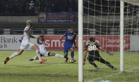 Pesepak bola Persib Bandung Supardi Natsir (kedua kanan) berusaha melesakan bola ke dalam gawang PSM Makassar pada laga lanjutan Grup A Piala Presiden 2018 di Stadion Gelora Bandung Lautan Api, Bandung, Jawa Barat, Jumat (26/1).