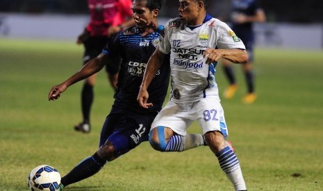 Pesepak bola Persib Bandung, Tantan (kanan), berebut bola dengan pesepak bola Arema Cronus, Hendro Siswanto, pada laga final Piala Bhayangkara di Stadion Utama Gelora Bung Karno, Jakarta, Ahad (3/4). 