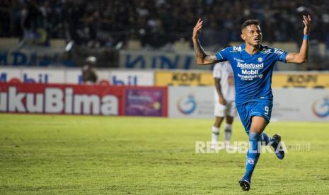 Pesepak bola Persib Bandung Wander Luiz Queiroz Dias (kanan) merayakan selebrasi seusai memasukkan gol ke gawang PSS Sleman saat pertandingan Sepak Bola Liga 1 2020 di stadion Si Jalak Harupat, Kabupaten Bandung, Jawa Barat, Ahad (15/3/2020).