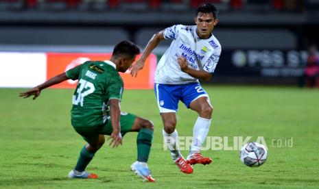 Pesepak bola Persib Bandung Zalnando (kanan) berebut bola dengan pesepak bola PSS Sleman Bagas Umar (kiri) saat pertandingan Liga 1 di Stadion Kapten I Wayan Dipta, Gianyar, Bali, Jumat (11/2/2022). Persib Bandung berhasil mengalahkan PSS Sleman dengan skor 2-1.