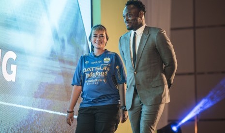 Pesepak bola Persib Michael Essien (kanan) bersama driver Go-Jek menunjukan kaos tim Persib Baru saat peluncuran Kompetisi GO-JEK Traveloka Liga 1 di Jakarta, Senin (10/4). 