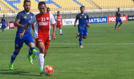 Penyerang Persiba Marlon Da Silva De Moura (kiri) berusaha merebut bola dari bek PSM Makassar Zulkifli Syukur (kedua kiri).