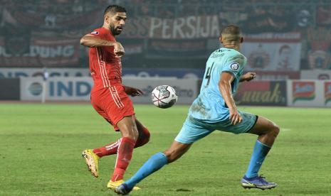 Pesepak bola Persija Jakarta Abdulla Yusuf (kiri) berebut bola dengan pesepak bola Madura United FC Cleberson Martins (kanan) pada pertandingan Liga 1 di Stadion Patriot Chandrabhaga, Bekasi, Jawa Barat, Sabtu (17/9/2022). 