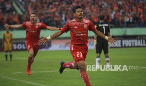 Pesepak bola Persija Jakarta, Bambang Pamungkas (kanan) melakukan selebrasi setelah mencetak gol ke gawang Mitra Kukar FC pada pertandingan delapan besar Piala Presiden di Stadion Manahan Solo, Jawa Tengah, Ahad (4/2).