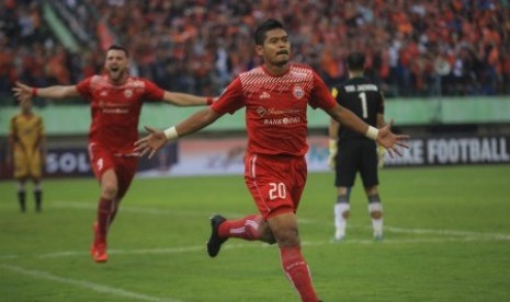 Pesepak bola Persija Jakarta Bambang Pamungkas (kanan) melakukan selebrasi setelah mencetak gol ke gawang Mitra Kukar FC pada pertandingan delapan besar Piala Presiden di Stadion Manahan Solo, Jawa Tengah, Ahad (4/2). Persija Jakarta menang atas Mitra Kukar FC dengan skor 3-1. 