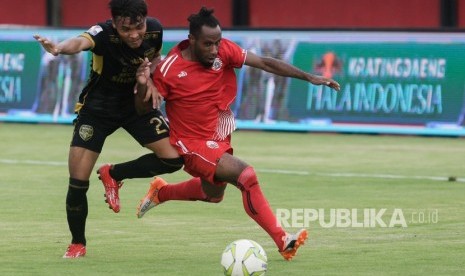 Pesepak bola Persija Jakarta, Frengki Pare Kogoya (kanan) berebut bola dengan pemain Bogor FC, Dian Transiska dalam pertandingan babak 64 besar Piala Indonesia di Stadion Kapten I Wayan Dipta, Gianyar, Bali, Rabu (12/12/2018). 