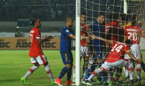 Pesepak bola Persija Jakarta Ismed Sofyan (kedua kanan) terjatuh saat terjadinya bentrok dengan pesepak bola Persib Bandung Vladimir Vujovic (keempat kiri) pada laga lanjutan Liga 1 di Stadion Gelora Bandung Lautan Api (GBLA) Gedebage, Bandung, Jawa Barat, Sabtu (22/7). 