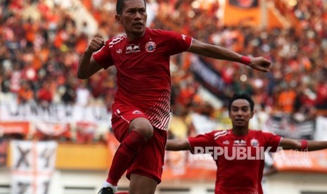 Bek Persija Jakarta Ismed Sofyan (kiri).