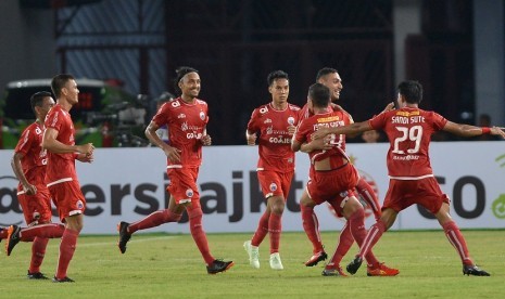 Pesepak bola Persija Jakarta Jaimerson Da Silva Xavier (kedua kanan) melakukan selebrasi bersama rekan-rekannya seusai memasukkan bola ke gawang Borneo FC dalam pertandingan Gojek Liga 1 2018 di Stadion Utama Gelora Bung Karno, Jakarta, Sabtu (14/4).