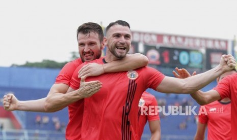 Pesepak bola Persija Jakarta, Marco Simic (kanan) melakukan selebrasi usai mencetak gol di gawang Persela Lamongan dalam turnamen Piala Gubernur Jatim 2020 di Stadion Kanjuruhan, Malang, Jawa Timur, Selasa (11/2). 