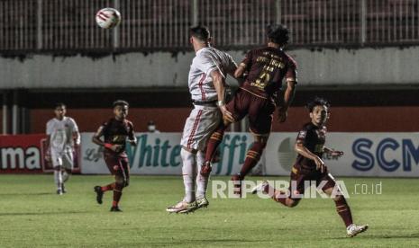 Pesepak bola Persija Jakarta Marco Simic (tengah) berebut bola di udara dengan pesepak bola PSM Makassar Erwin Gutawa (dua kanan) saat pertandingan semifinal Piala Menpora 2021 di Stadion Maguwoharjo, Sleman, DI Yogyakarta, Kamis (15/4/2021). 