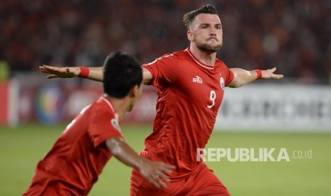 Pesepak bola Persija Jakarta Marko Simic (kanan) merayakan gol yang dicetaknya ke gawang Johor Darul Ta'zim (JDT) dalam laga lanjutan Piala AFC di Stadion Utama Gelora Bung Karno, Senayan, Jakarta, Selasa (10/4).