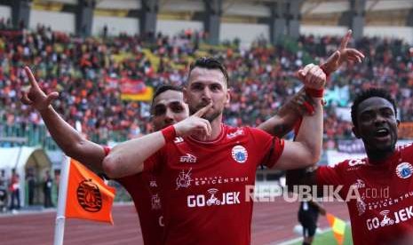 Pesepak bola Persija Jakarta, Marko Simic (tengah) melakukan selebrasi usai mencetak gol ke gawang Perseru pada laga lanjutan Liga 1, di Stadion Patriot Candrabhaga di Bekasi, Jawa Barat, Senin (8/10).