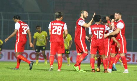 Pesepak bola Persija Jakarta melakukan selebrasi usai mengalahkan Barito Putera dalam Babak Perempat Final Piala Menpora di Stadion Kanjuruhan, Malang, Jawa Timur, Sabtu (10/4/2021). Persija Jakarta melaju ke babak semifinal usai menang dengan skor akhir 1-0.