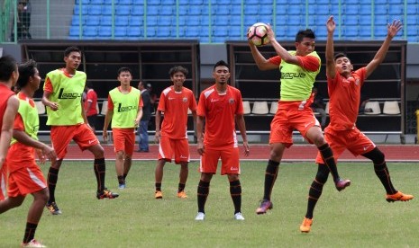 Pesepak bola Persija Jakarta menjalani latihan di Stadion Patriot Candrabhaga, Bekasi, Jawa Barat, Jumat (21/4). 